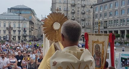 Na procesji Bożego Ciała ulicami Warszawy